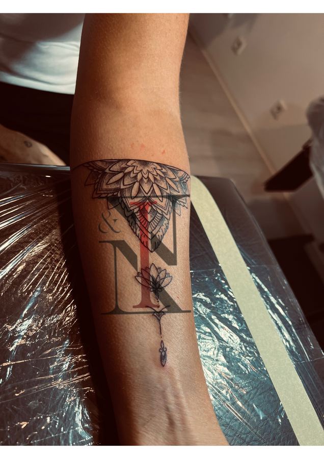 Mandala & Dotwork-Tattoo von Needle & Ink