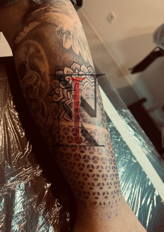 Mandala & Dotwork-Tattoo von Needle & Ink