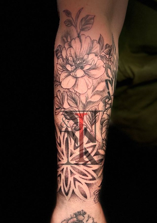 Mandala & Dotwork-Tattoo von Needle & Ink