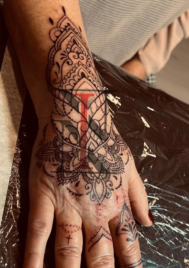 Mandala & Dotwork-Tattoo von Needle & Ink