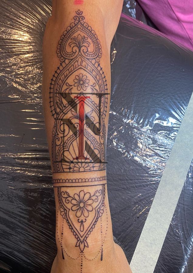 Mandala & Dotwork-Tattoo von Needle & Ink