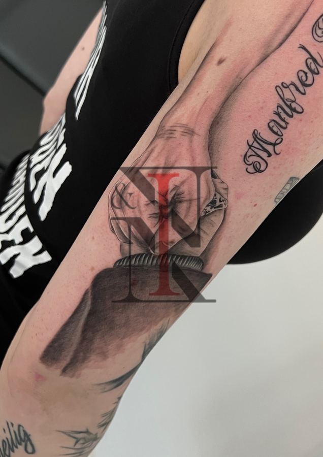 Realistic-Tattoo von Needle & Ink